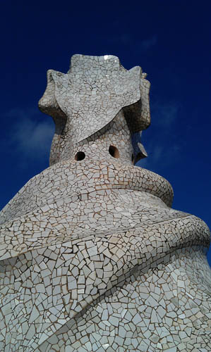 Caixa d`agua com a cruz de Gaudí.