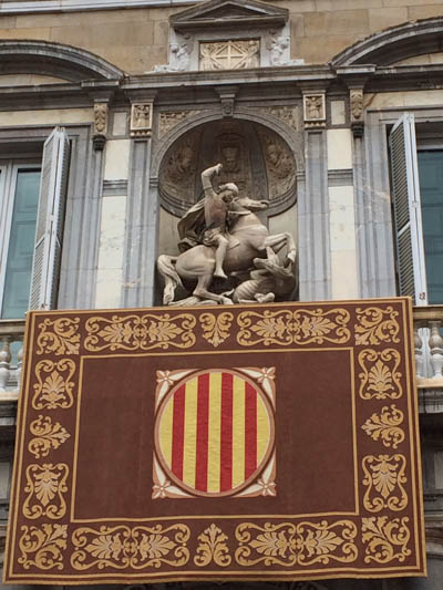 São Jorge na fachada da Generalitat. Ele é do século XIX.