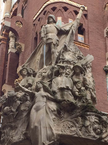 São Jorge na fachada do Palau de la Musica. 