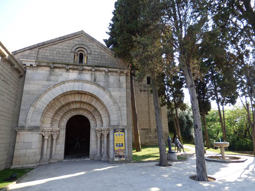 Reprodução do mosteiro de San Miquel