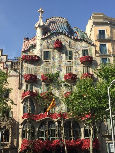 Casa Batlló enfeitada de rosas para o dia de São Jorge.